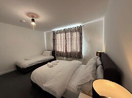 Large and Peaceful 4-bedroom House in Bridgend