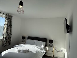 Large and Peaceful 4-bedroom House in Bridgend