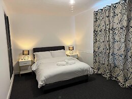 Large and Peaceful 4-bedroom House in Bridgend