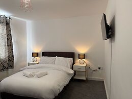 Large and Peaceful 4-bedroom House in Bridgend