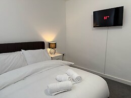 Large and Peaceful 4-bedroom House in Bridgend