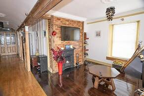 Quirky Apt - Sleeps 6 - Coastal Area - Parking
