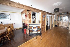 Quirky Apt - Sleeps 6 - Coastal Area - Parking