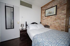 Quirky Apt - Sleeps 6 - Coastal Area - Parking