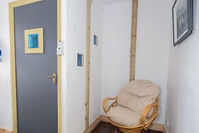 Quirky Apt - Sleeps 6 - Coastal Area - Parking