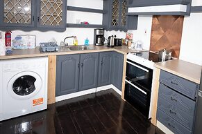 Quirky Apt - Sleeps 6 - Coastal Area - Parking