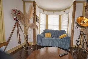 Quirky Apt - Sleeps 6 - Coastal Area - Parking