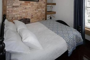 Quirky Apt - Sleeps 6 - Coastal Area - Parking