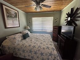 4 room-1 bath house - fully furnished - fenced backyard - patio BBQ Fi