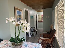 4 room-1 bath house - fully furnished - fenced backyard - patio BBQ Fi