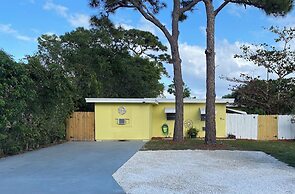 4 room-1 bath house - fully furnished - fenced backyard - patio BBQ Fi