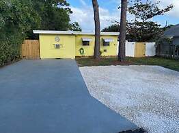 4 room-1 bath house - fully furnished - fenced backyard - patio BBQ Fi