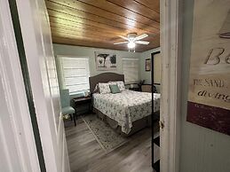 4 room-1 bath house - fully furnished - fenced backyard - patio BBQ Fi