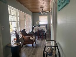 4 room-1 bath house - fully furnished - fenced backyard - patio BBQ Fi