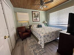 4 room-1 bath house - fully furnished - fenced backyard - patio BBQ Fi