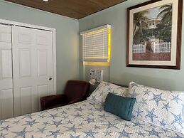 4 room-1 bath house - fully furnished - fenced backyard - patio BBQ Fi