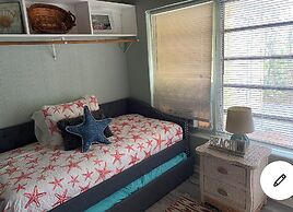 4 room-1 bath house - fully furnished - fenced backyard - patio BBQ Fi