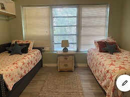 4 room-1 bath house - fully furnished - fenced backyard - patio BBQ Fi