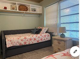 4 room-1 bath house - fully furnished - fenced backyard - patio BBQ Fi