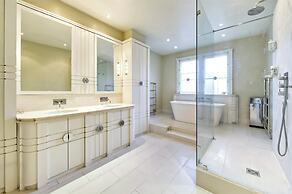 Grand 2 Bedroom Flat, Kensington