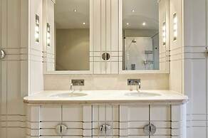 Grand 2 Bedroom Flat, Kensington