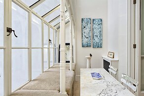 Grand 2 Bedroom Flat, Kensington