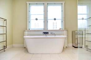 Grand 2 Bedroom Flat, Kensington