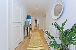 Large 2 Bedroom Kensington Garden Flat