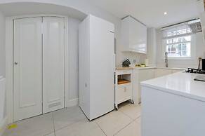 Large 2 Bedroom Kensington Garden Flat