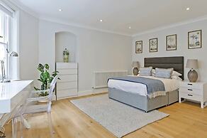Large 2 Bedroom Kensington Garden Flat