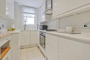 Large 2 Bedroom Kensington Garden Flat