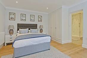 Large 2 Bedroom Kensington Garden Flat
