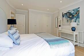 Large 2 Bedroom Kensington Garden Flat