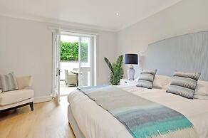 Large 2 Bedroom Kensington Garden Flat