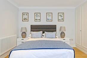 Large 2 Bedroom Kensington Garden Flat
