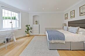Large 2 Bedroom Kensington Garden Flat