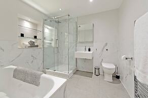 Large 2 Bedroom Kensington Garden Flat