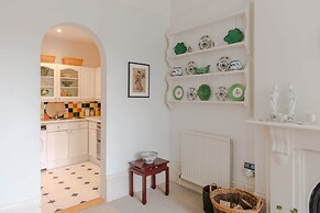 Traditional 2 Bed Apartment, Notting Hill