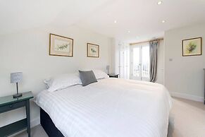 Spacious 4 Bed House, Battersea