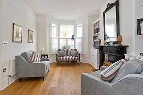 Spacious 4 Bed House, Battersea