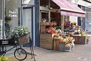 Spacious 4 Bed House, Battersea