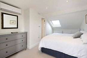 Spacious 4 Bed House, Battersea