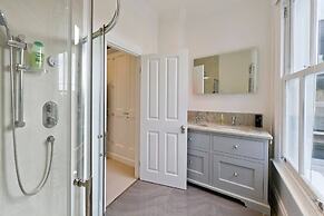 Spacious 4 Bed House, Battersea