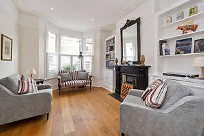 Spacious 4 Bed House, Battersea