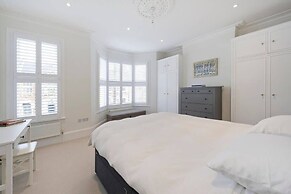 Spacious 4 Bed House, Battersea
