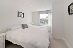 Spacious 4 Bed House, Battersea