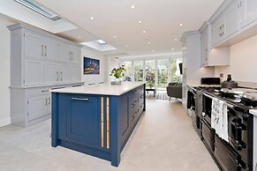 Spacious 4 Bed House, Battersea