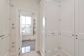 Spacious 4 Bed House, Battersea