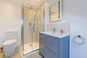 Spacious 4 Bed House, Battersea