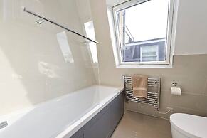 Spacious 4 Bed House, Battersea